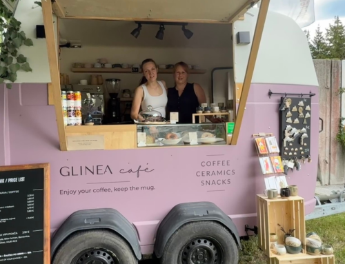 Glinea Cafe pred Slovenskim planinskim muzejem